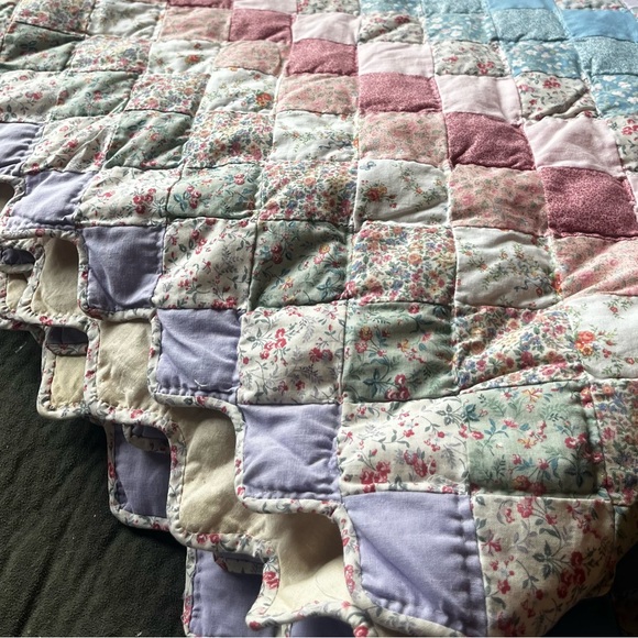 Arch Quilt Pastel Around The World Pattern with Scalloped Edges - Picture 14 of 14